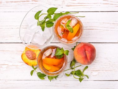 Buzlu çay şeftali ile.