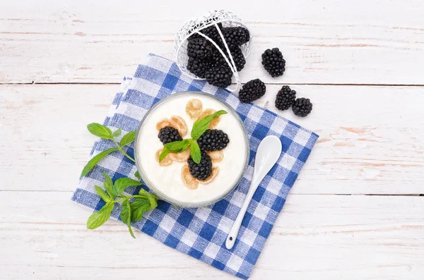 Yoghurt med müsli och björnbär. — Stockfoto