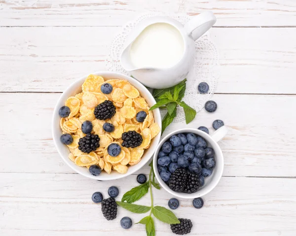 Petit déjeuner avec flocons de maïs, lait et baies  . — Photo