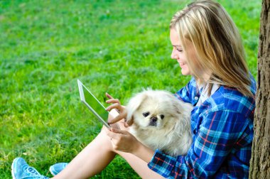 Kız açık havada dijital tablet kullanma