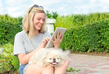 Kız açık havada dijital tablet kullanma