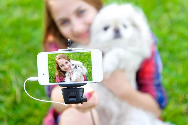 Vacker flicka med hund tagit bilder av henne själv, instagram — Stockfoto