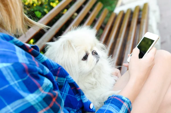 Ragazza che utilizza un telefono cellulare all'aperto . — Foto Stock