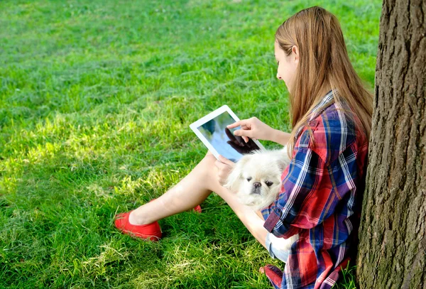 Flickan med en digital tablet utomhus — Stockfoto