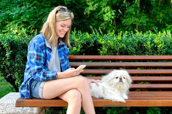 Flickan med en mobiltelefon utomhus. — Stockfoto