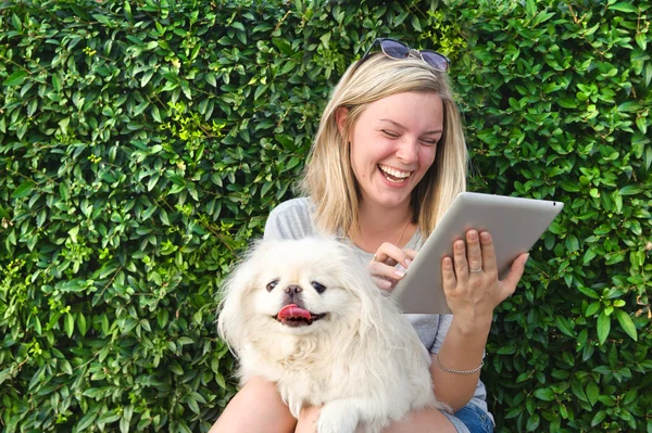 Girl using a digital tablet outdoors — Stock Photo, Image