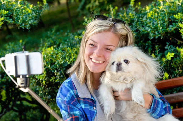 Beautiful girl with dog taken pictures of her self, instagram — Stock Photo, Image