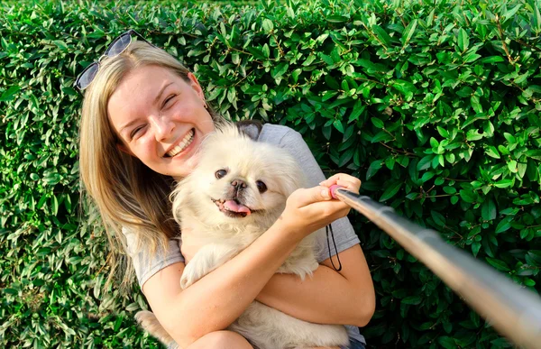 Vacker flicka med hund tagit bilder av henne själv, instagram — Stockfoto