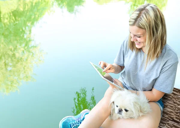 Девушка с цифровым планшетом на открытом воздухе — стоковое фото