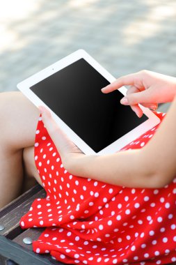 Kız açık havada dijital tablet kullanma
