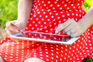 Kız açık havada dijital tablet kullanma