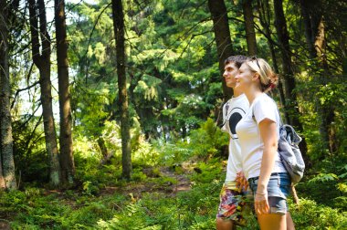 Genç kız ve adam sırt çantasında dağ ile.