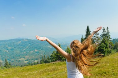 Genç kadın bir gökyüzü dağ isteyen.