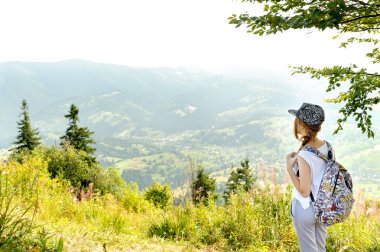 Sırt çantasında dağ ile genç kız.