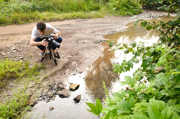 Foto de jovem fotógrafo com câmera fotográfica . — Fotografia de Stock