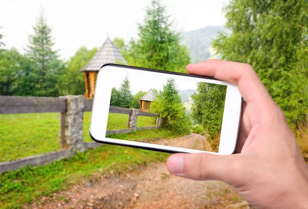 Händerna ta foto en vackra vandringsleden i berget med smartphone. — Stockfoto