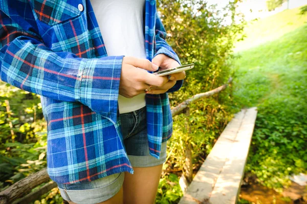 Hiker ung flicka söker GPS-koordinater på smartphone . — Stockfoto