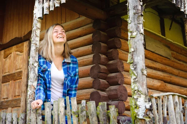 Mulher atraente na casa de madeira, ambiente de verão relaxado — Fotografia de Stock