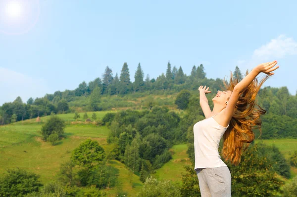 Jeune femme regardant vers un ciel en montagne . — Photo