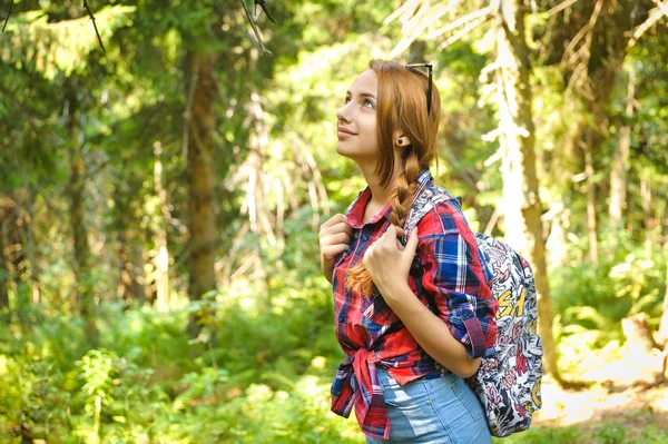 Молодая девушка с рюкзаком в горах . — стоковое фото