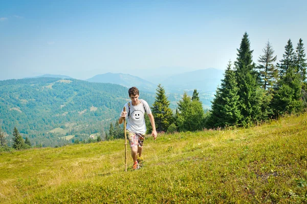 Young man with backpack in mountain. — Stock Photo, Image
