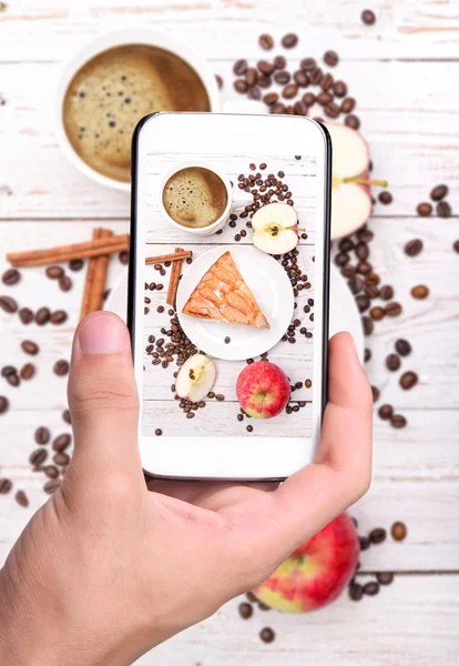 Manos tomando foto pastel de manzana con teléfono inteligente — Foto de Stock
