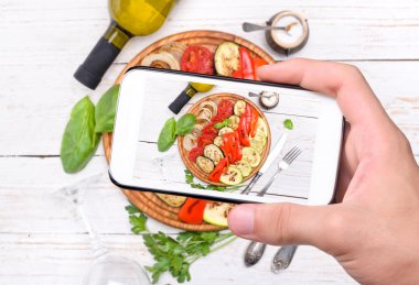 ızgara sebze smartphone ile alarak eller fotoğraf.