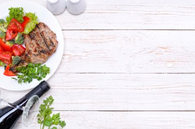 Izgara sebzeli ızgara kaburga. Arka plan.