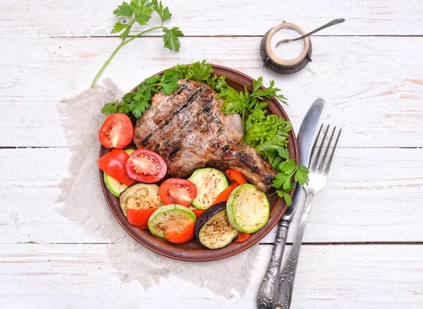 Grilled rib with grilled vegetables. — Stock Photo, Image