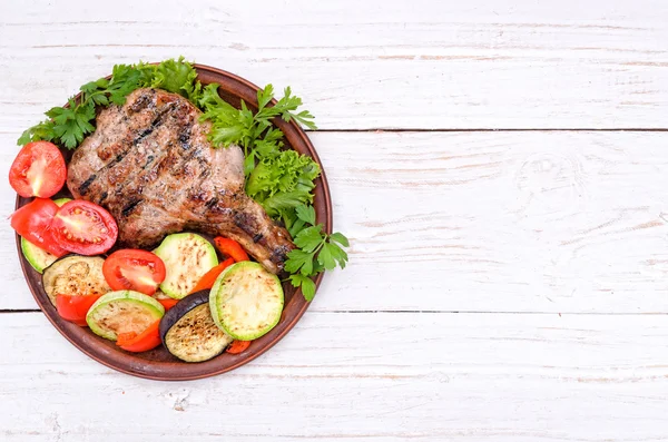 Grilled rib with grilled vegetables. Background. — Stock Photo, Image