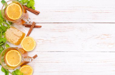 Bal ve limon ile çay fincan. Arka plan.