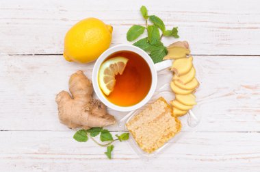 Yeşil çay bir fincan malzemelerle