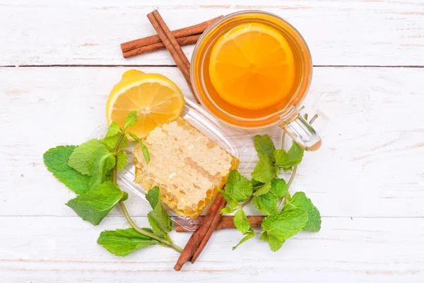 Cup of tea with honey and lemon. — Stock Photo, Image