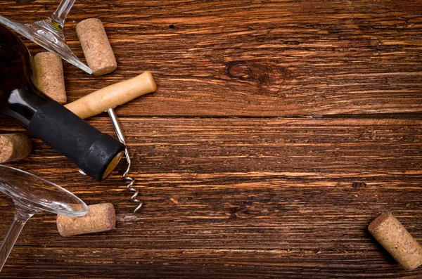 Flasche Wein, Korkenzieher und Korken auf dem Holztisch. Hintergrund — Stockfoto