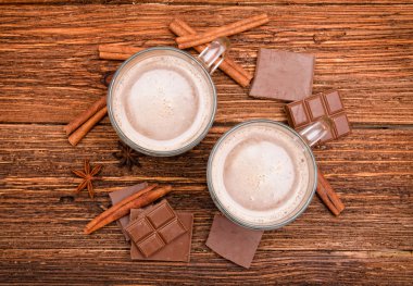 iki bardak sıcak kakao.