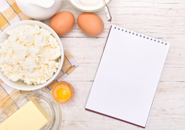 Süt ürünleri ahşap masa üzerinde. Arka plan