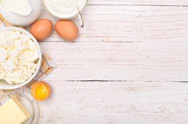 Süt ürünleri ahşap masada..