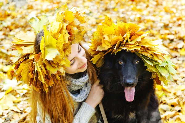 Flicka med en hund i parken — Stockfoto