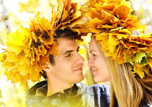 Couple ayant dans le parc — Photo