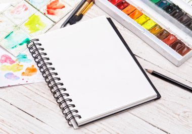 Sanatsal araçlar - fırçalar, suluboya boya, defter