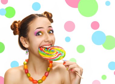 Kız yeme renkli lolipop. Lolipop.