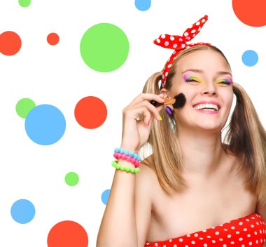 Makyaj uygulamak portre. Kozmetik toz fırçası.