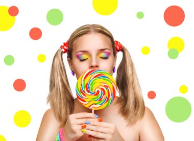 Kız yeme renkli lolipop. Lolipop.