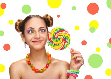 Kız yeme renkli lolipop. Lolipop.