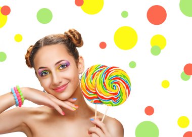 Kız yeme renkli lolipop. Lolipop.