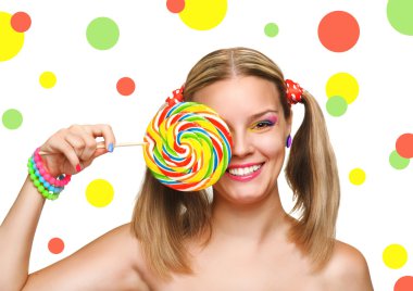 Kız yeme renkli lolipop. Lolipop.