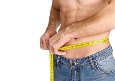 Genç adam beline ölçme