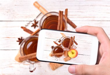 Eller fotoğraf elma suyu ile smartphone alarak
