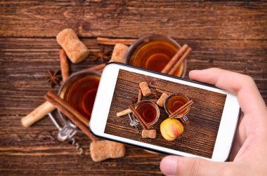 Eller fotoğraf elma suyu ile smartphone alarak