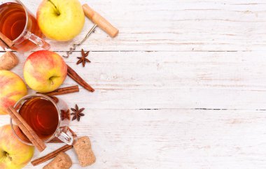 Ahşap bir masa üzerinde bir bardak elma suyu. Arka plan.